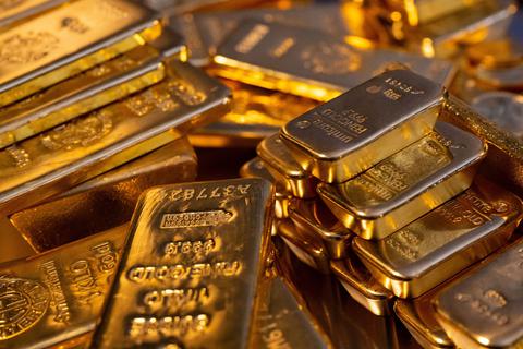 Weil Gold auf dem Weltmarkt in der amerikanischen Währung gehandelt wird, macht ein schwächerer Dollar das Edelmetall günstiger.